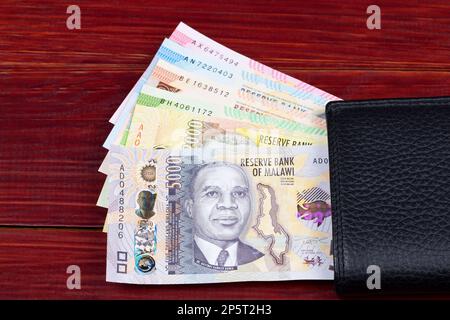 Malawian argent - kwacha dans le portefeuille noir Banque D'Images