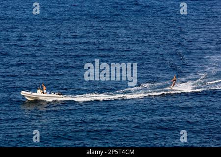 L'Escala. Le ski nautique dans l'anse de Montgó. Costa Brava. Province de Gérone. La Catalogne. Espagne Banque D'Images