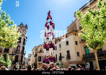 Igualada, Barcelone; 28 avril 2019: Les journées de Castellanas de Barcelone. 24th anniversaire du groupe de Moixigangues d'Igualada, en construisant une tour humaine Banque D'Images