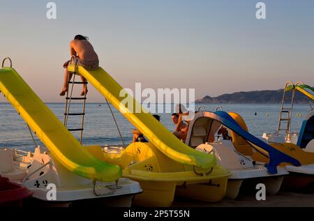 L'Estartit. Pédalos dans Gran beach.Costa Brava. Province de Gérone. La Catalogne. Espagne Banque D'Images