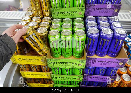 Boissons Monster Energy dans un magasin Banque D'Images