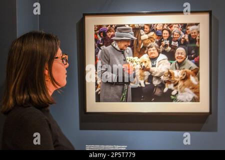 Londres Royaume-Uni 7 mars 2023 la reine Elizabeth The ii s'entretient avec des membres de la Manitoba Corgi Association lors d'une visite à Winnipeg, le 8 octobre 2002, Adrian Wyld/AFPPaul Quezada-Neiman/Alay Live News Banque D'Images