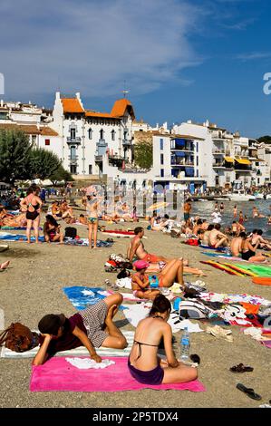 Cadaqués. La Plaja beach. Costa Brava. Province de Gérone. La Catalogne. Espagne Banque D'Images