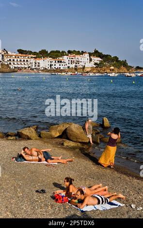 Cadaqués. La Plaja beach. Costa Brava. Province de Gérone. La Catalogne. Espagne Banque D'Images