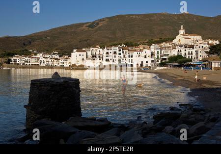 Cadaqués. La Plaja beach. Costa Brava. Province de Gérone. La Catalogne. Espagne Banque D'Images