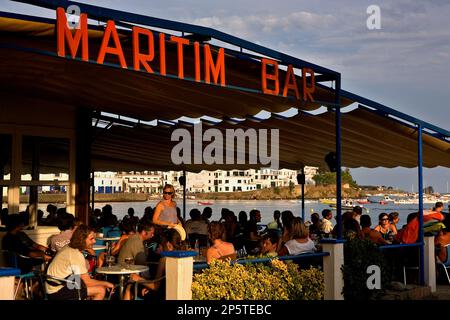 Cadaqués. Bar Maritim dans la Plaja beach. Costa Brava. Province de Gérone. La Catalogne. Espagne Banque D'Images