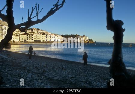 Cadaqués. La Plaja beach. Costa Brava. Province de Gérone. La Catalogne. Espagne Banque D'Images