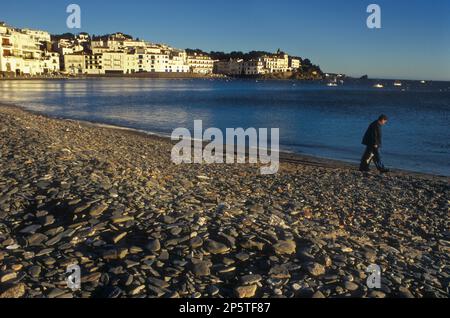 Cadaqués. La Plaja beach. Costa Brava. Province de Gérone. La Catalogne. Espagne Banque D'Images