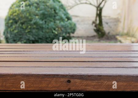 plateau de table en bois sur fond naturel flou Banque D'Images