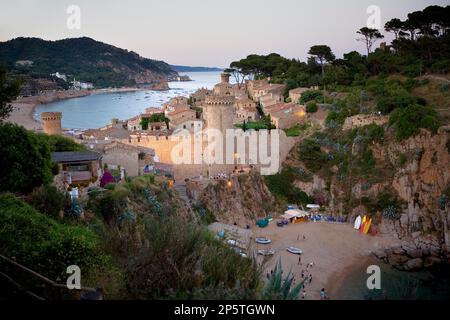 Tossa de Mar.murs de la vieille ville (Villa Vella). A droite es Codolar Cove. En arrière-plan Gran Beach.Costa Brava. Province de Gérone. Catalogne. Espagne Banque D'Images