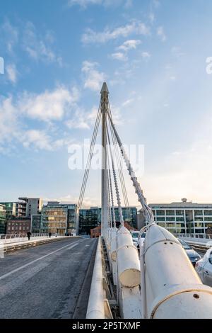 Le pont Samuel Beckett au-dessus de la rivière Liffey à Dublin, en Irlande (depuis le milieu du pont) Banque D'Images