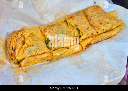 Vendeurs de crêpes sur un marché traditionnel en plein air à Urumqi, Xinjiang, Chine Banque D'Images