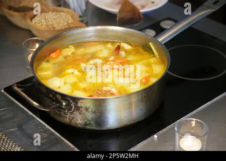 Préparation des repas - soupe aux crevettes dans une casserole Banque D'Images