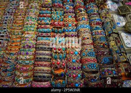 Bijoux traditionnels et colorés pour femmes Uighur sur un vendeur dans le Grand Bazar à Urumqi, Xinjiang, Chine Banque D'Images