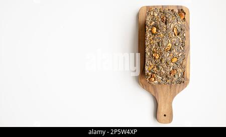 Santé sans gluten, sans lactose, protéines de la lumière, pain de céto pain complet sur bois sur fond blanc, vue de dessus avec espace de copie Banque D'Images