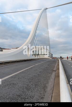 Le pont Samuel Beckett au-dessus de la rivière Liffey à Dublin, Irlande (depuis la rive sud) Banque D'Images