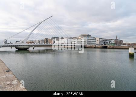 Le pont Samuel Beckett au-dessus de la rivière Liffey à Dublin, en Irlande. (En amont de la rive sud) Banque D'Images