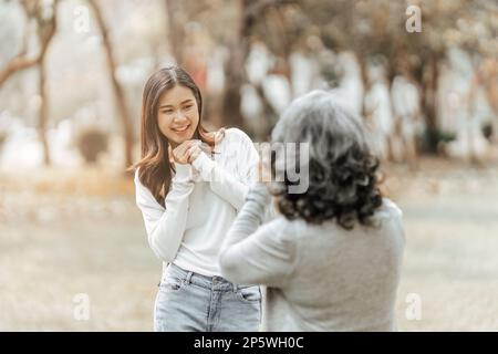 Portrait d'une fille adulte avec sa mère âgée et prendre une photo et un moment heureux Banque D'Images