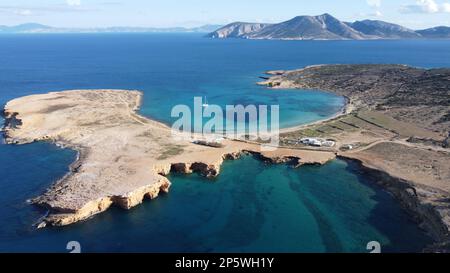 Image aérienne des grottes de Ksylompatis en direction de la plage de Pori où est ancré un bateau à voile, avec l'île Amorgos en arrière-plan. Banque D'Images