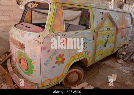 Une voiture de camping-car Volkswagen haute en couleur peint par un hippopotame est abandonnée dans un entrepôt du Péloponnèse, en Grèce Banque D'Images