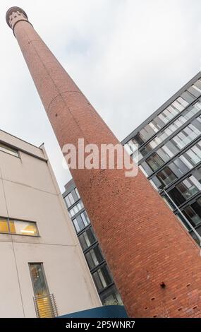 Vue d'angle originale de l'ancien Dublin Gasworks Chimney dans le réaménagement de Grand Canal Dock, Dublin, Irlande Banque D'Images