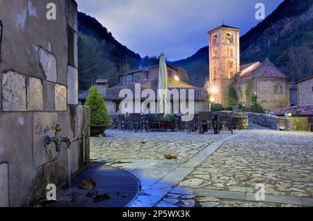 À droite église romane de Sant Cristòfol (S. XII), Beget. Garrotxa, Gérone, Catalogne, Espagne Banque D'Images