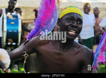 Une cérémonie colorée pour célébrer la première récolte du fruit sacré de la marula qui est également utilisé pour préparer de la bière traditionnelle à Limpopo, en Afrique du Sud Banque D'Images