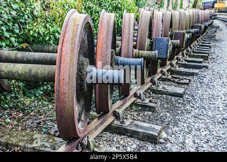 Les essieux et les roues des wagons se trouvent dans une rangée à Pickering Station, une station à thème incontournable des années 1930 qui vous transportera dans le temps à l'ère de la vapeur. Banque D'Images