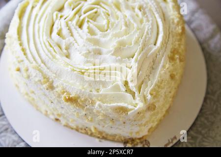 Gâteau de mariage en forme de coeur à texture crémeuse blanche. Gâteau végétalien sain et sans gluten. Banque D'Images