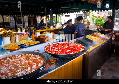 Faire Paella à une fiesta dans un marché en Espagne Banque D'Images