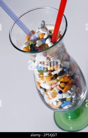 pill's cocktails avec deux pailles à boire Banque D'Images