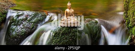 Sculpture de Bouddha assise dans une cascade d'eau fluide Banque D'Images
