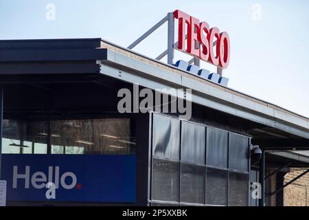 Queensbury, West Yorkshire, Royaume-Uni. 7th mars 2023. Les acheteurs et les trolleys de Queensbury Tesco, Bradford, West Yorkshire, tandis que les clients se rendent dans leur magasin de restauration quotidien/hebdomadaire le matin d'une journée froide de mars. Crédit : Windmill Images/Alamy Live News Banque D'Images