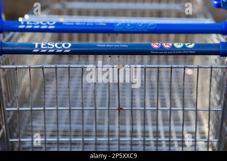 Queensbury, West Yorkshire, Royaume-Uni. 7th mars 2023. Les acheteurs et les trolleys de Queensbury Tesco, Bradford, West Yorkshire, tandis que les clients se rendent dans leur magasin de restauration quotidien/hebdomadaire le matin d'une journée froide de mars. Crédit : Windmill Images/Alamy Live News Banque D'Images