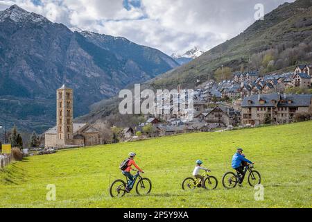 Famille à vélo, Taüll, Vall de Boí, Lleida, Catalogne, Espagne Banque D'Images