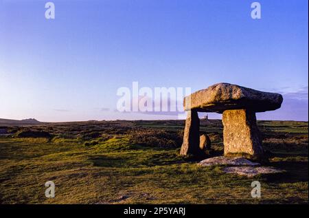 Lanyon Quoit est situé sur des terres relativement basses, près de la ferme de Lanyon, à côté de la route de Penzance-Madron-Morvah. Banque D'Images