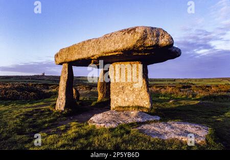 Lanyon Quoit est situé sur des terres relativement basses, près de la ferme de Lanyon, à côté de la route de Penzance-Madron-Morvah. Banque D'Images