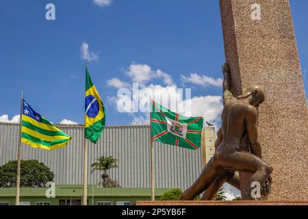 Goiania, Goias, Brésil – 04 mars 2023 : détail de la place civique au centre de Goiania, avec le Monument aux trois courses en premier plan. Banque D'Images