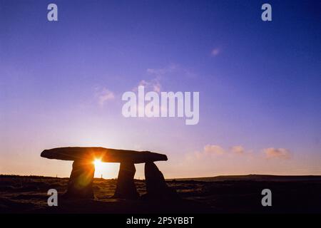 Lanyon Quoit est situé sur des terres relativement basses, près de la ferme de Lanyon, à côté de la route de Penzance-Madron-Morvah. Banque D'Images