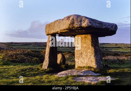 Lanyon Quoit est situé sur des terres relativement basses, près de la ferme de Lanyon, à côté de la route de Penzance-Madron-Morvah. Banque D'Images