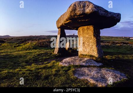 Lanyon Quoit est situé sur des terres relativement basses, près de la ferme de Lanyon, à côté de la route de Penzance-Madron-Morvah. Banque D'Images