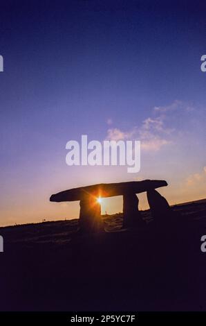 Lanyon Quoit est situé sur des terres relativement basses, près de la ferme de Lanyon, à côté de la route de Penzance-Madron-Morvah. Banque D'Images