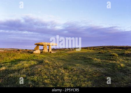 Lanyon Quoit est situé sur des terres relativement basses, près de la ferme de Lanyon, à côté de la route de Penzance-Madron-Morvah. Banque D'Images