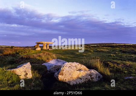 Lanyon Quoit est situé sur des terres relativement basses, près de la ferme de Lanyon, à côté de la route de Penzance-Madron-Morvah. Banque D'Images