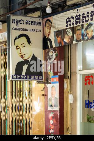 Un panneau annonçant un 'Cambodge Hiar [sic] Cut' à l'extérieur d'un barbershop à Phnom Penh au Cambodge. Banque D'Images