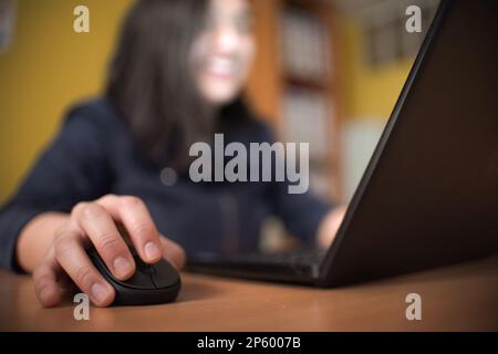 Femme écrivant sur le mot-clé de son ordinateur portable à la maison. Travailleur utilisant un ordinateur portable travaillant pour des réunions en ligne avec des réseaux sociaux appl Banque D'Images