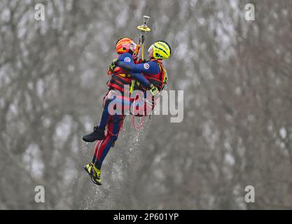 07 mars 2023, Brandebourg, Francfort (Oder): Au cours d'un exercice de sauvetage en eau, deux personnes sont tirées de la frontière germano-polonaise Oder par un hélicoptère de la Bundeswehr. Le même jour, l'escadron aérien de la police fédérale de Blumberg, avec la Croix-Rouge allemande (DRK), les forces armées allemandes et Wasserwacht, ainsi que les unités de secours polonaises, ont mené un exercice conjoint pour sauver des personnes des eaux coulantes sur la rivière Oder. Les sauveteurs aériens bénévoles du sauvetage en eau du DRK pratiquent régulièrement selon un concept coordonné avec la police fédérale. La coopération a été lancée après Banque D'Images