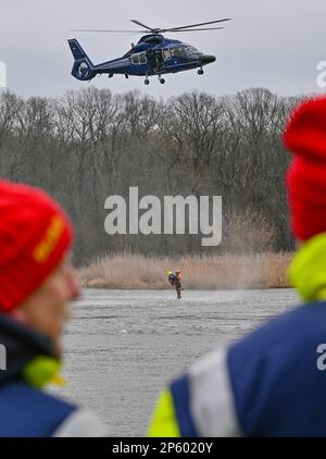 07 mars 2023, Brandebourg, Francfort (Oder) : la police fédérale allemande participe à un exercice de sauvetage en eau sur la frontière germano-polonaise Oder à l'aide d'un hélicoptère Airbus Helicopters EC155. Le même jour, l'escadron aérien de la police fédérale de Blumberg, avec la Croix-Rouge allemande (DRK), les forces armées allemandes et Wasserwacht, ainsi que les unités de secours polonaises, ont mené un exercice conjoint pour sauver des personnes des eaux coulantes sur la rivière Oder. Les sauveteurs aériens bénévoles du sauvetage en eau du DRK pratiquent régulièrement selon un concept coordonné avec la police fédérale. Le coopéra Banque D'Images