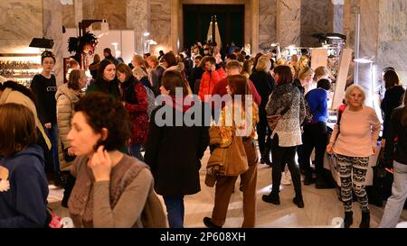 Varsovie, Pologne. 5 mars 2023. Exposition minérale de Varsovie 2023. Les gens regardent et achètent des choses aux stands. Banque D'Images