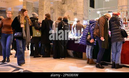 Varsovie, Pologne. 5 mars 2023. Exposition minérale de Varsovie 2023. Les gens regardent et achètent des choses aux stands. Banque D'Images